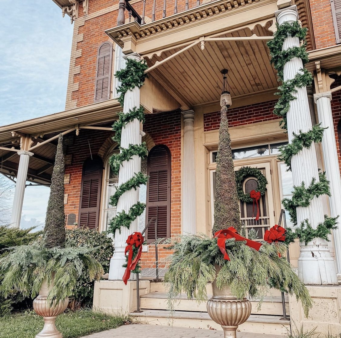 The front of the mansion decorated for the holidays