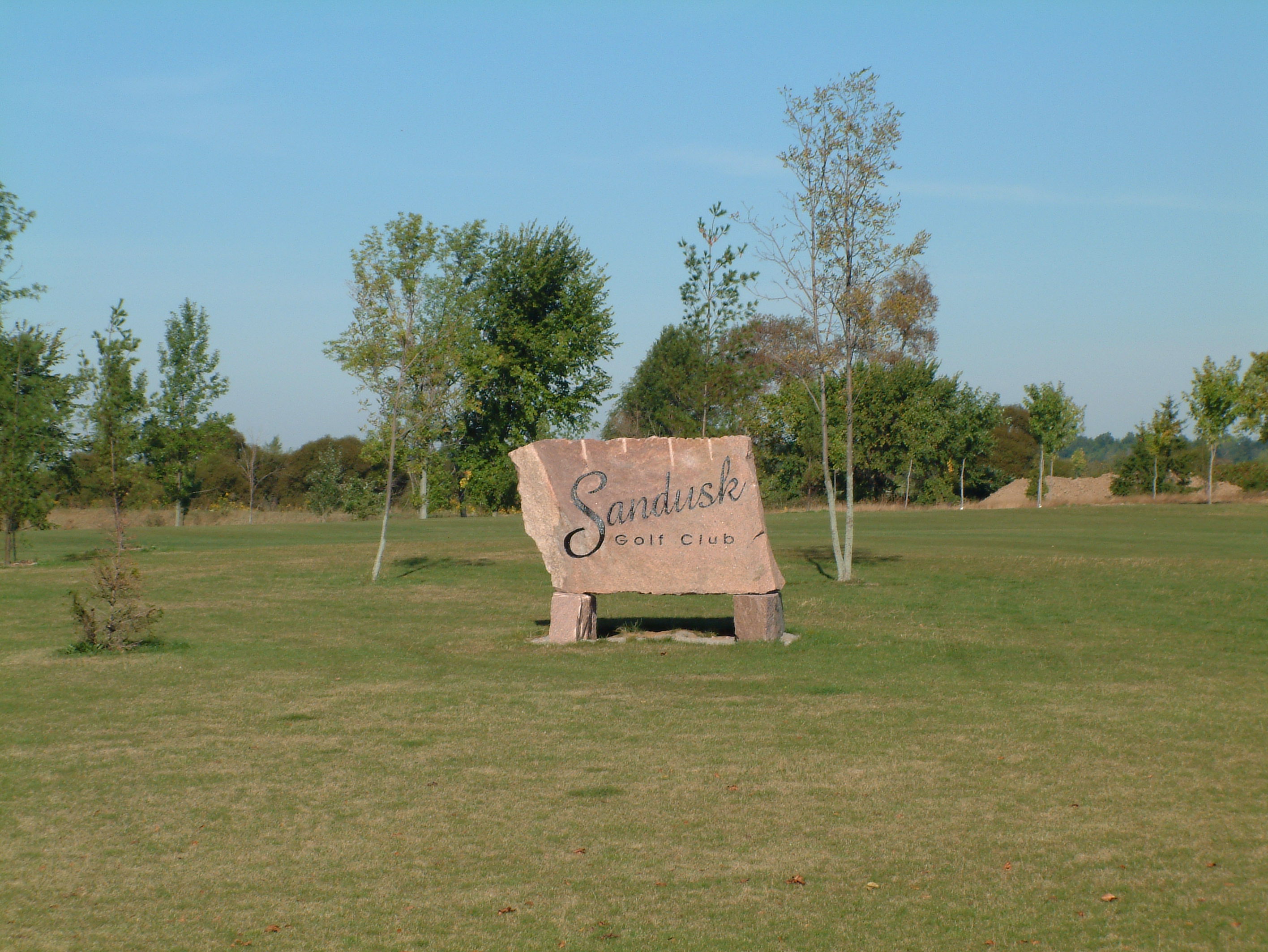 sandusk golf course rock sign
