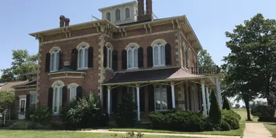 Cottonwood mansion museum from outside