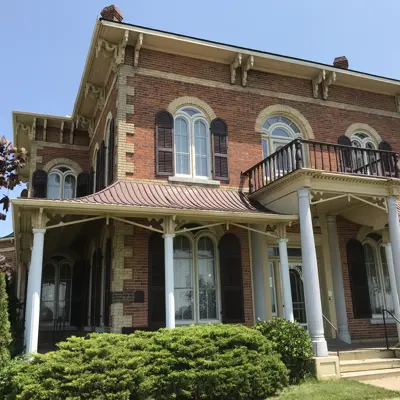 outside of cottonwood mansion
